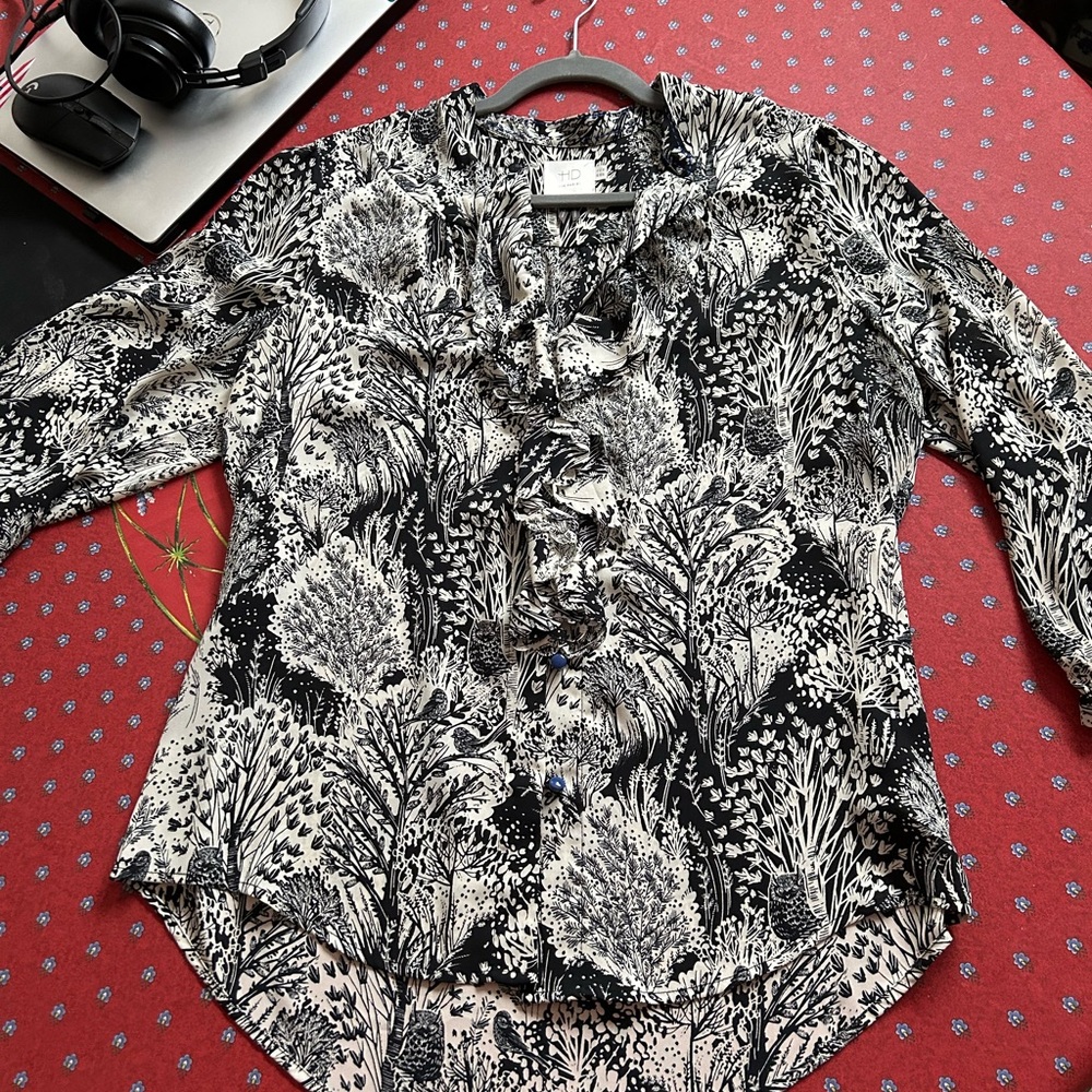 Anthropologie HD designer woodland animals ruffled front blouse size 12.